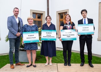 Předání výtěžku z Rouškomatu