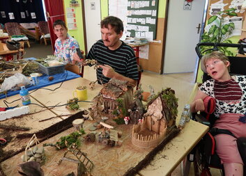 Tvoření vesničky z přírodnin v Toníku: Kreativní projekt plný radosti